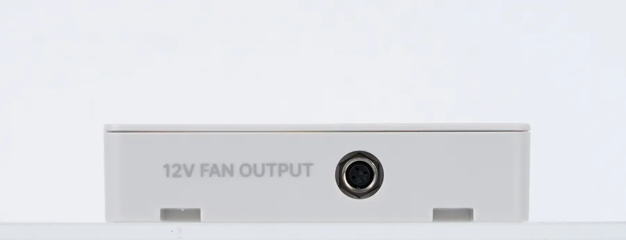 출력 커넥터 12V FAN OUTPUT